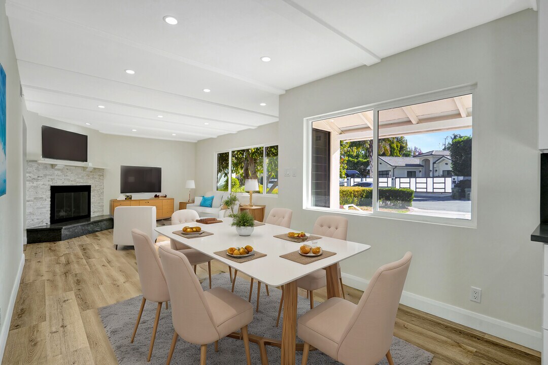 23153 Gonzales Dr in Woodland Hills, CA - Building Photo