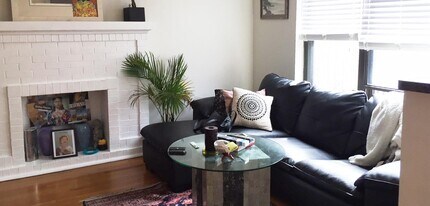 717 W Roscoe St, Unit 2 in Chicago, IL - Foto de edificio - Building Photo