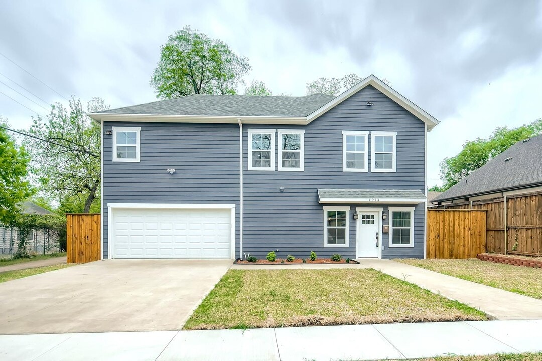 North Oak Cliff home 2 miles from Bishop A in Dallas, TX - Building Photo