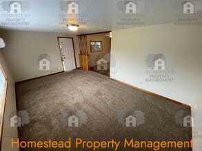 176-178 SE Lacreole Dr in Dallas, OR - Building Photo - Building Photo