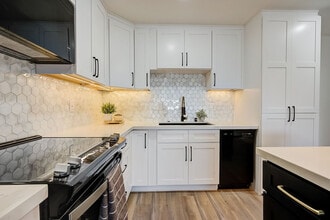 6th and Raymond in Santa Monica, CA - Foto de edificio - Building Photo