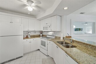 1044 Woodshire Ln in Naples, FL - Foto de edificio - Building Photo