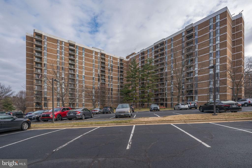 2300 Pimmit Dr in Falls Church, VA - Building Photo