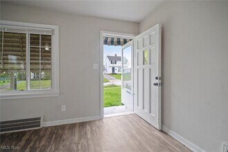5337 Hollywood Ave in Maple Heights, OH - Building Photo - Building Photo