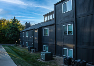 Windchase Flats & Townhomes in Topeka, KS - Foto de edificio - Building Photo