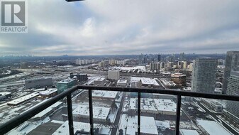 325 Yorkland Blvd in Toronto, ON - Building Photo