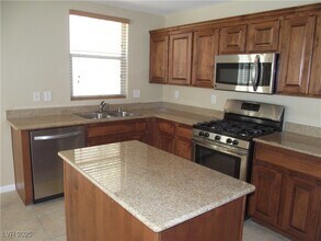 9037 W Victor Creek Ave in Las Vegas, NV - Foto de edificio - Building Photo