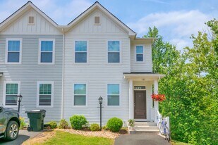 151 Longwood Dr in Charlottesville, VA - Building Photo