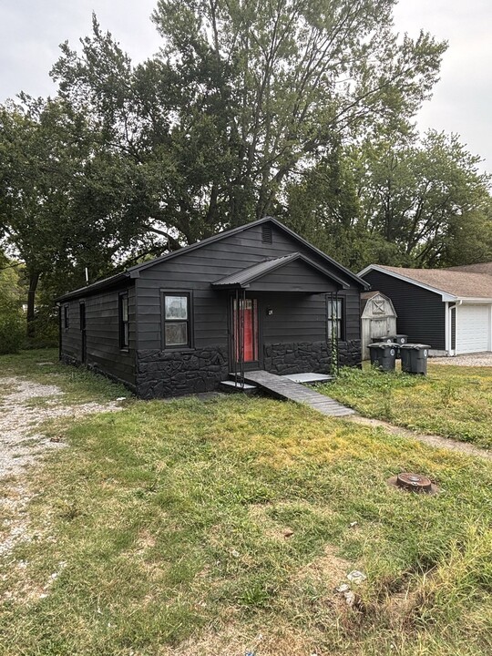 1930 S Helfrich Ave in Evansville, IN - Building Photo