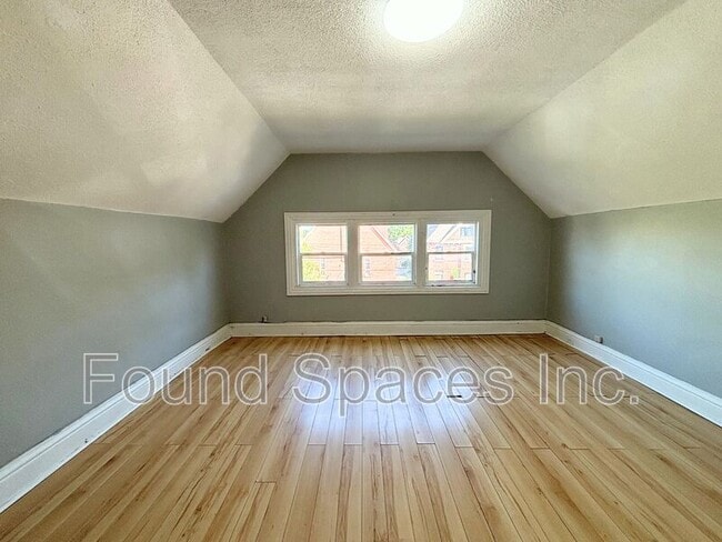 76 Sanford Ave S in Hamilton, ON - Building Photo - Building Photo