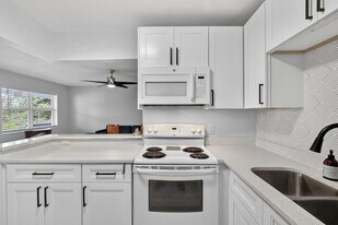 155 Windsor G, Unit 155 in West Palm Beach, FL - Building Photo