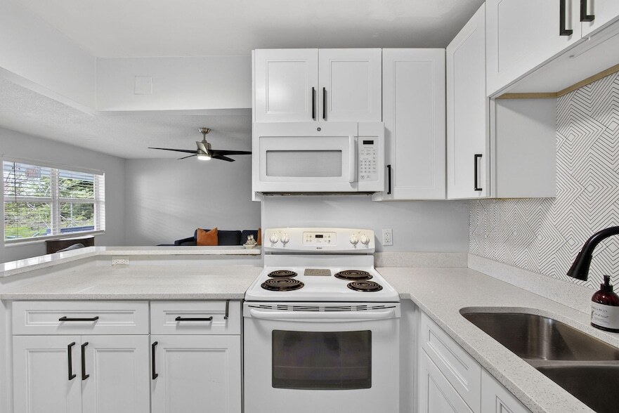 155 Windsor G, Unit 155 in West Palm Beach, FL - Building Photo