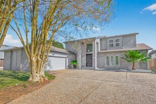 1709 Coles Farm Dr in Sugar Land, TX - Building Photo