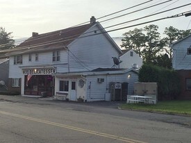 71 Old Glenham Rd in Fishkill, NY - Building Photo