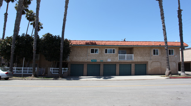 1303 WALNUT Ave in Huntington Beach, CA - Building Photo - Building Photo