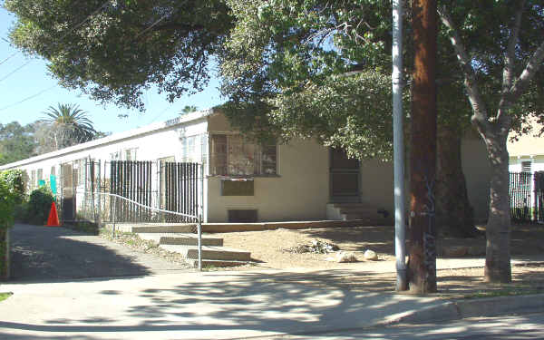 1725 El Sereno Ave in Pasadena, CA - Foto de edificio