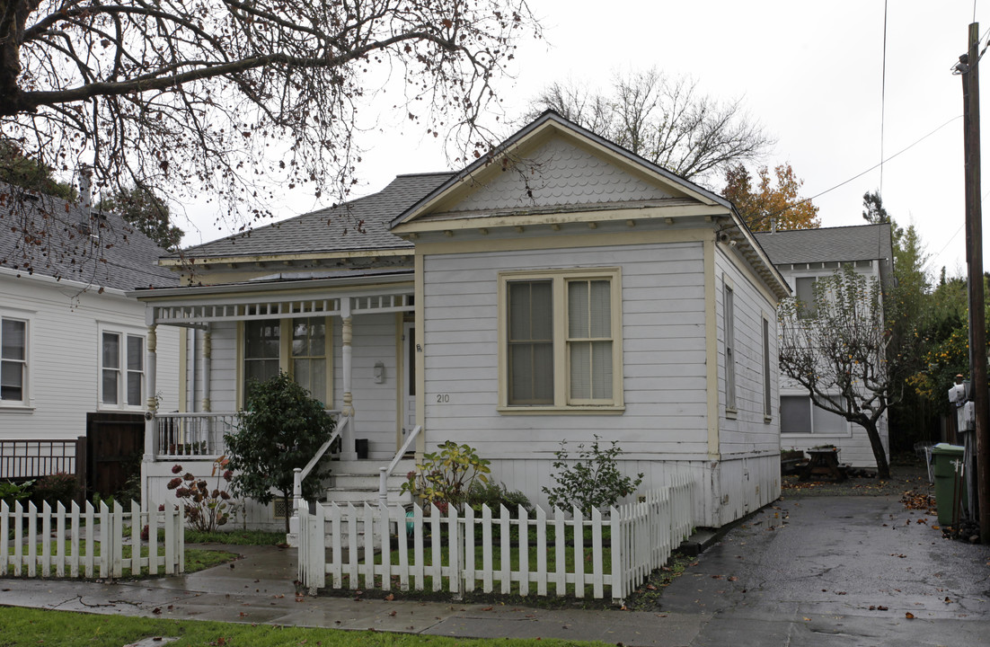 210 5th St in Petaluma, CA - Building Photo