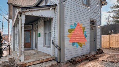 615 W 10th St, Unit Downstairs in Indianapolis, IN - Foto de edificio - Building Photo