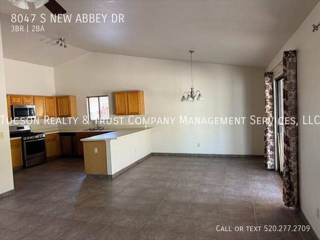 8047 S New Abbey Dr in Tucson, AZ - Building Photo - Building Photo