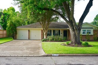 9538 Meadowglen Ln in Houston, TX - Foto de edificio - Building Photo