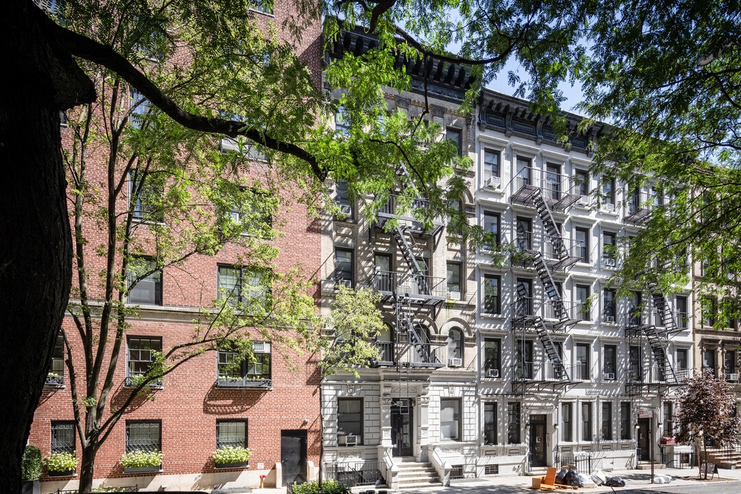 121 E 90th St in New York, NY - Building Photo