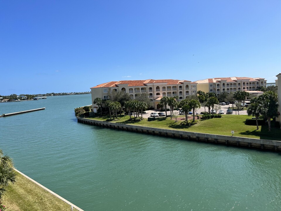 6 Harbour Isle Dr W-Unit -2 in Fort Pierce, FL - Building Photo