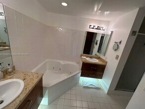 9725 NW 52nd St in Doral, FL - Building Photo - Building Photo