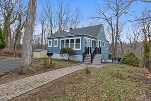 11 Doris Ct in Northport, NY - Building Photo