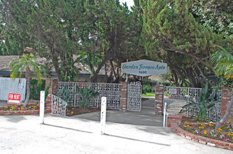 Garden Terrace Apartments in Santa Ana, CA - Foto de edificio - Building Photo