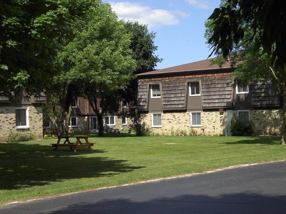 1715 Stonebridge Rd, Unit 102 in West Bend, WI - Foto de edificio