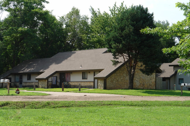 (NW) 32-Unit Apartment Complex in Wichita, KS - Building Photo - Building Photo