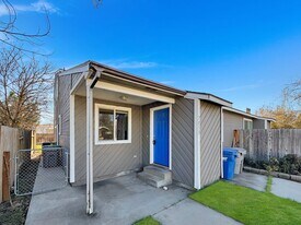 7053-7055 W Ustick Rd in Boise, ID - Building Photo