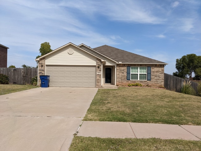 1801 West Antler Way in Mustang, OK - Building Photo - Building Photo