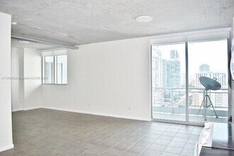 690 SW 1st Ct, Unit 2325 in Miami, FL - Foto de edificio - Building Photo