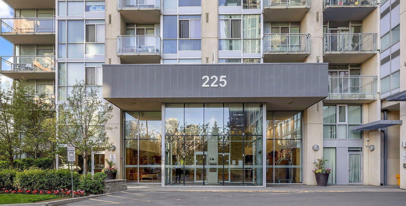 225 Webb Dr in Mississauga, ON - Building Photo