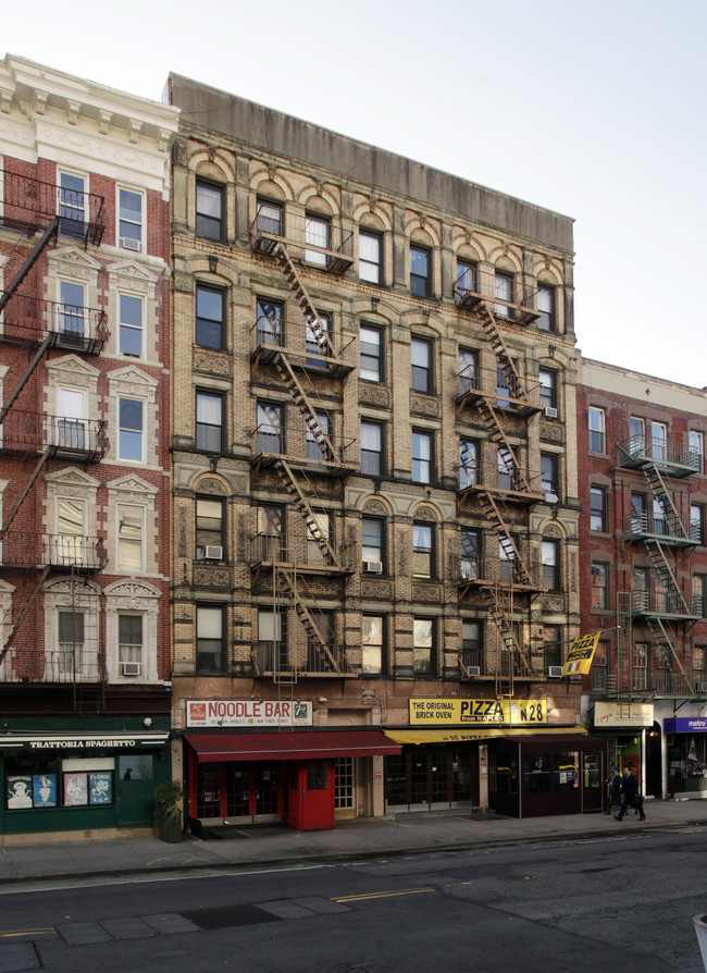 26-28 Carmine St in New York, NY - Foto de edificio - Building Photo