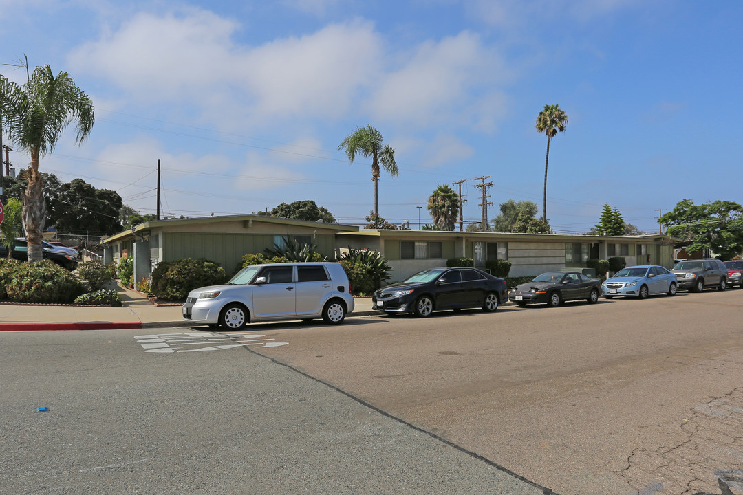 1221-1235 Iris Ave in Imperial Beach, CA - Building Photo