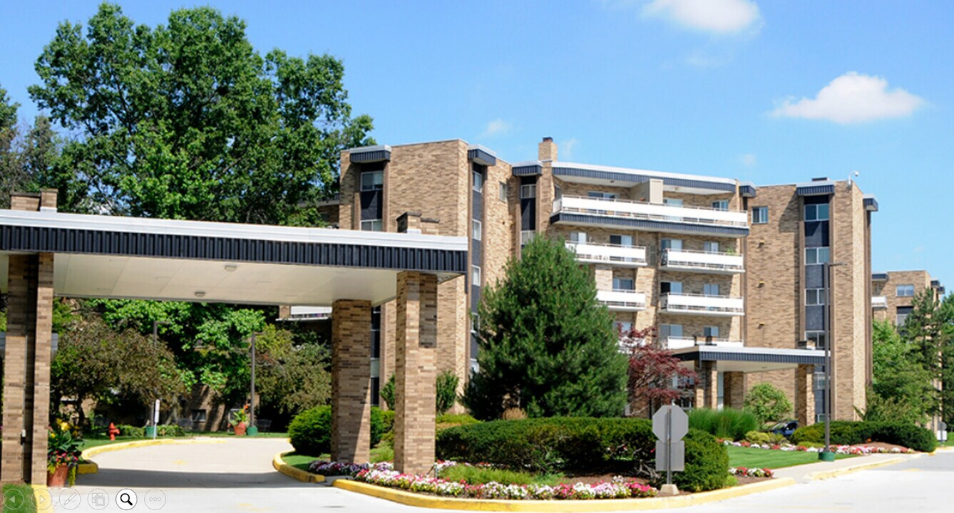 2202 Acacia Park Dr, Unit 2411 in Lyndhurst, OH - Building Photo