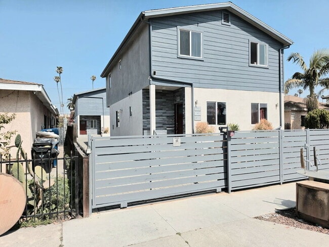 631 W 83rd St in Los Angeles, CA - Building Photo - Building Photo