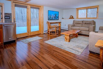 215 Old Newtown Rd in Monroe, CT - Foto de edificio - Building Photo