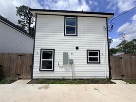 8115 Denton St in Houston, TX - Building Photo