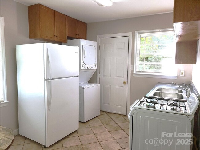 2420 Shamrock Dr in Charlotte, NC - Building Photo - Building Photo
