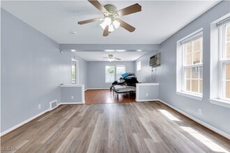 74 Northfield Rd in Bedford, OH - Foto de edificio - Building Photo