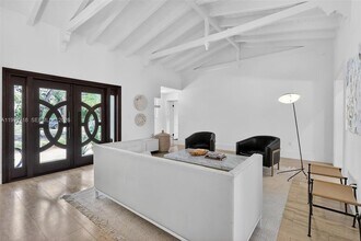 3258 Riviera Dr in Coral Gables, FL - Foto de edificio - Building Photo