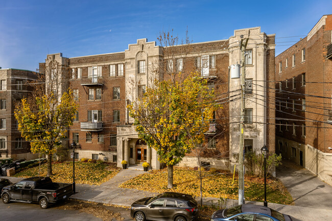 5245 De La Côte-Saint-Luc Ch in Montréal, QC - Building Photo - Building Photo