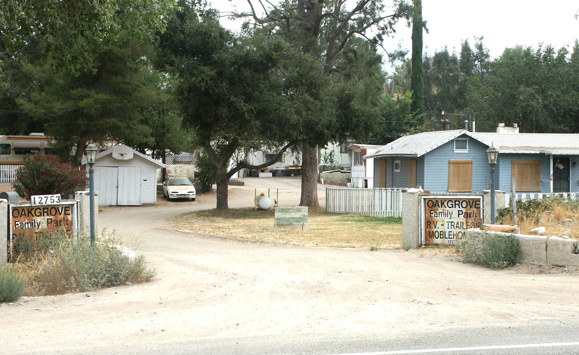 12741-12753 Sierra Hwy in Santa Clarita, CA - Foto de edificio