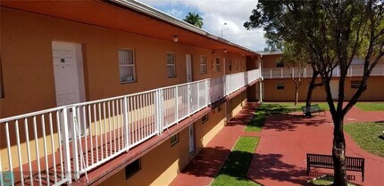 1245 W 24th St-Unit -221 in Hialeah, FL - Building Photo - Building Photo