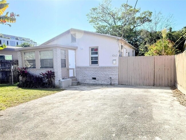 1062 NE 38th St in Oakland Park, FL - Building Photo - Building Photo