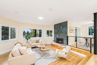 130 SW 194th St, Unit MAIN HOME in Normandy Park, WA - Foto de edificio - Building Photo