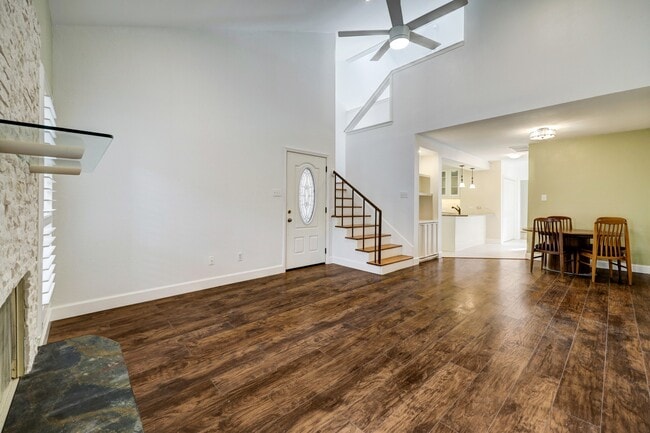 902 Memorial Village Dr in Houston, TX - Building Photo - Building Photo